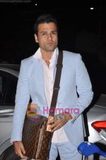 Rohit Roy leave for Cannes on 10th May 2011 (9).JPG